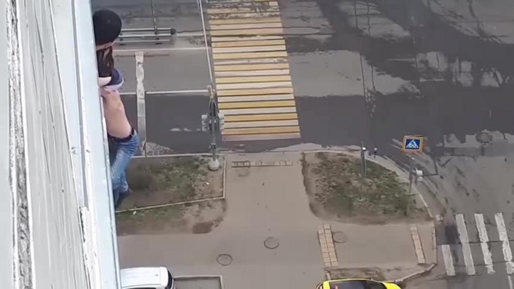 На висевшего на карнизе москвича составили протокол о нарушении самоизоляции На висевшего на карнизе москвича составили протокол о нарушении самоизоляции