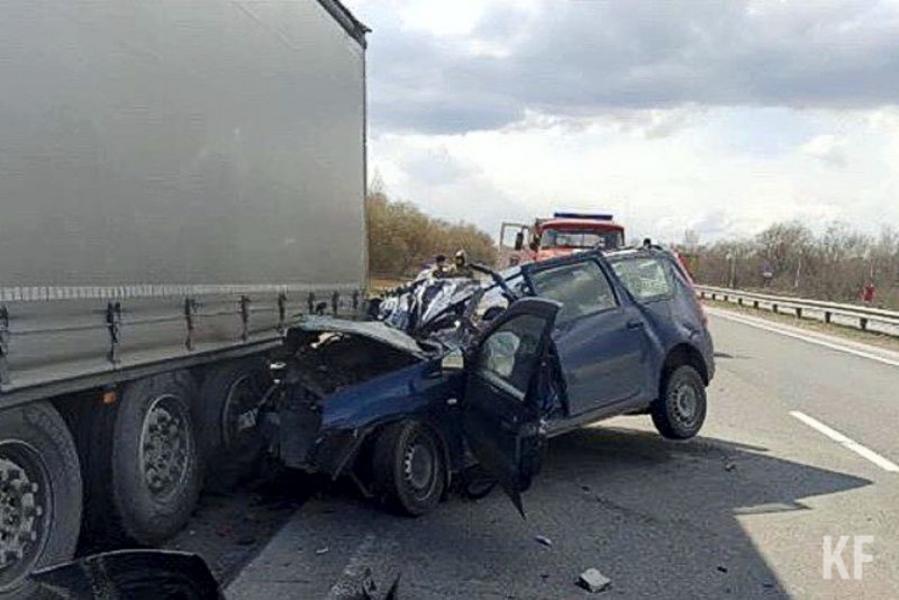 Смертельный таран фуры «Ларгусом» под Казанью попал на видео Смертельный таран фуры «Ларгусом» под Казанью попал на видео