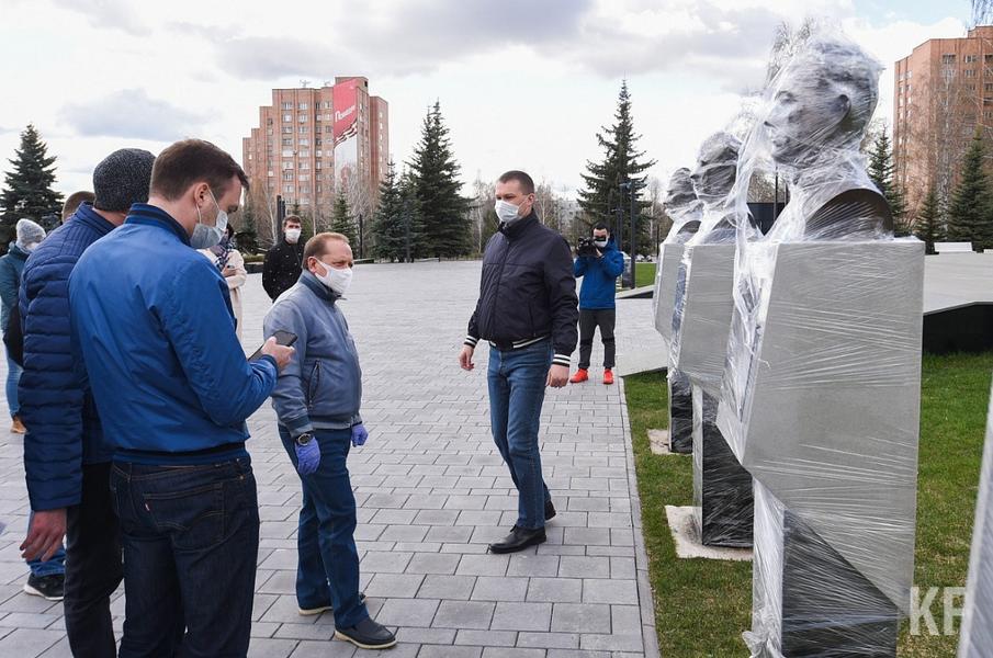 На площади Победы в Нижнекамске установили бюсты Героев Великой Отечественной войны
