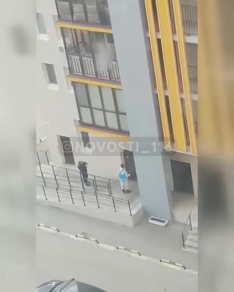 Коммунальщиков Казани застукали за постановочным фото обработки подъезда