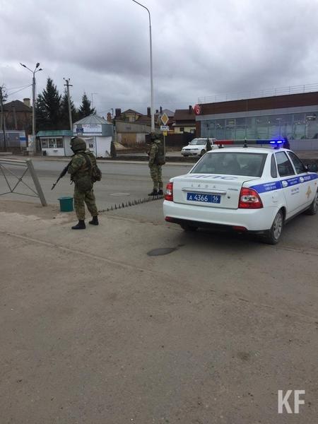В Казани полиция и военные блокировали дорожными ежами выезд из поселка Салмачи