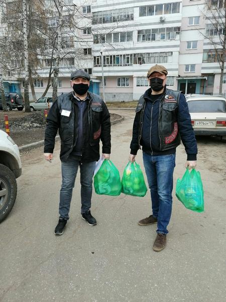 Байкеры развозят еду для челнинких пенсионеров на самоизоляции Байкеры развозят еду для челнинких пенсионеров на самоизоляции