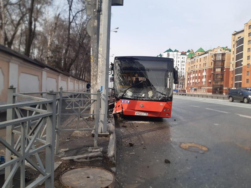 В Казани краснобус на скорости снёс забор и врезался в столб: есть пострадавшие