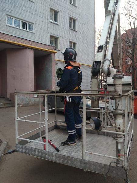 В Казани спасатели и пожарные не дали громоотводу упасть на людей