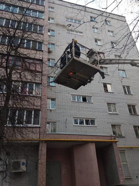 В Казани спасатели и пожарные не дали громоотводу упасть на людей