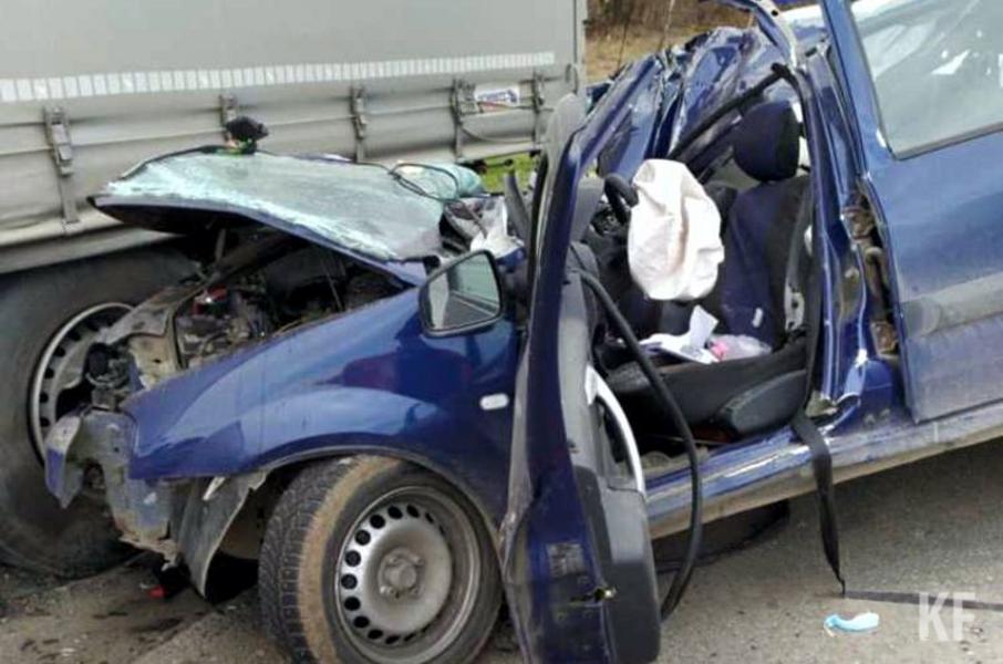 Смертельный таран фуры «Ларгусом» под Казанью попал на видео Смертельный таран фуры «Ларгусом» под Казанью попал на видео