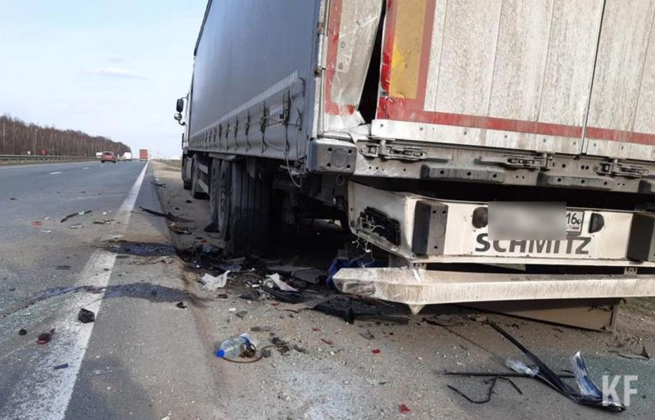 Смертельный таран фуры «Ларгусом» под Казанью попал на видео Смертельный таран фуры «Ларгусом» под Казанью попал на видео