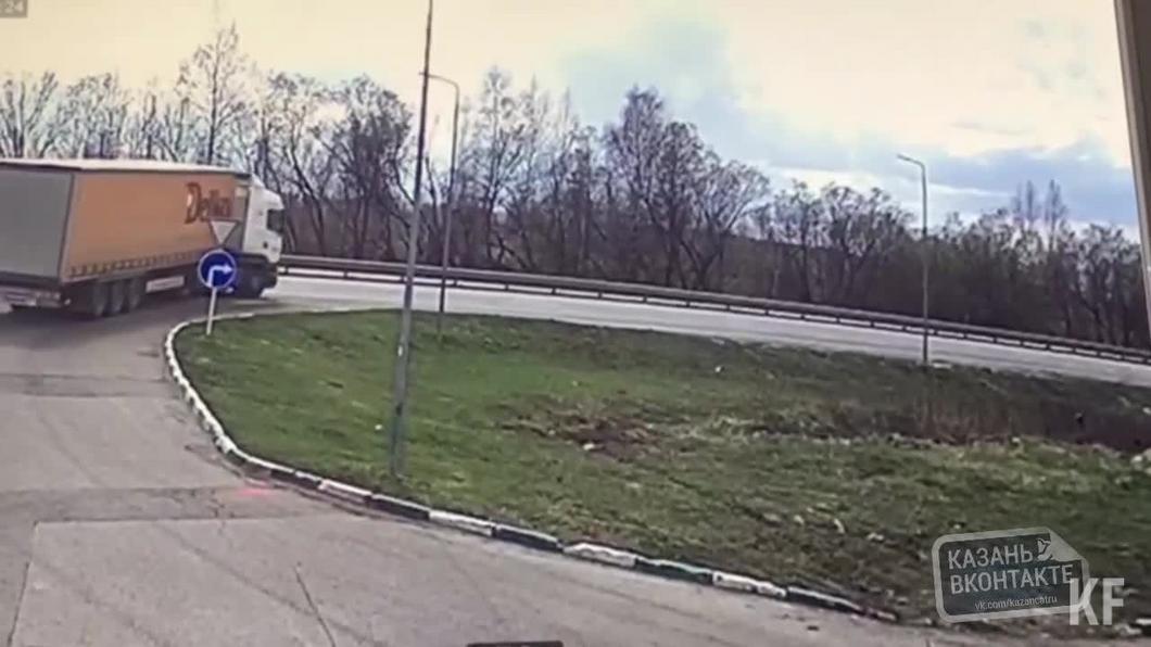 Смертельный таран фуры «Ларгусом» под Казанью попал на видео