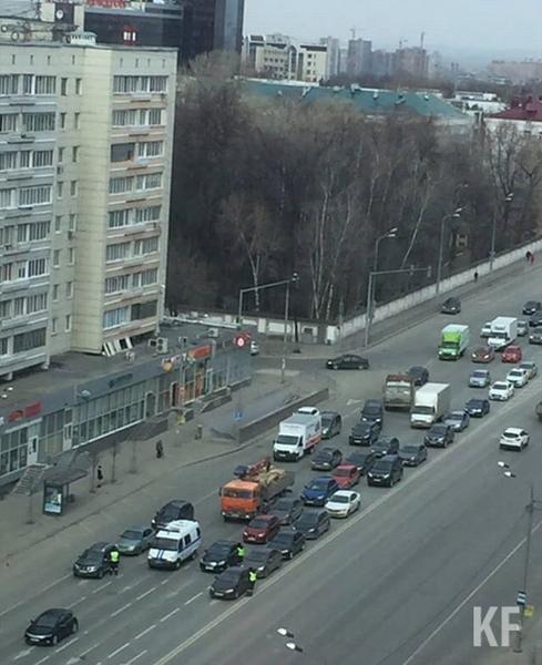 На дорогах Казани образовались пробки из-за усиленных постов ГИБДД На дорогах Казани образовались пробки из-за усиленных постов ГИБДД