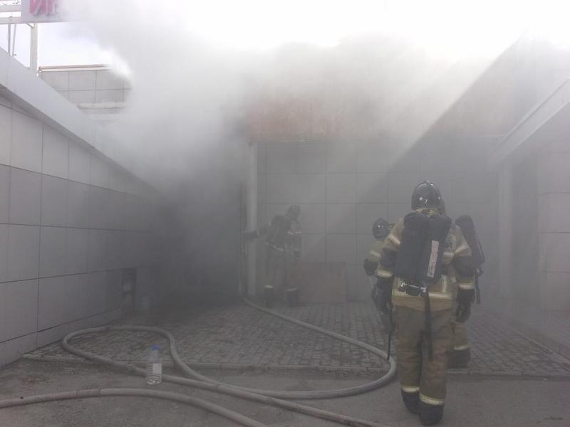 Из горящего здания на улице Гвардейской в Казани спасли рабочего