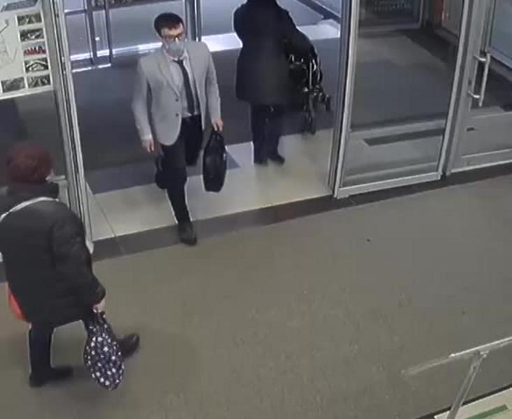 Мужчина в сером пиджаке украл в магазине Нижнекамска алкотестеры Мужчина в сером пиджаке украл в магазине Нижнекамска алкотестеры