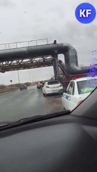 Видео: в Челнах скончался водитель «Ниссана», протаранивший опору теплотрассы