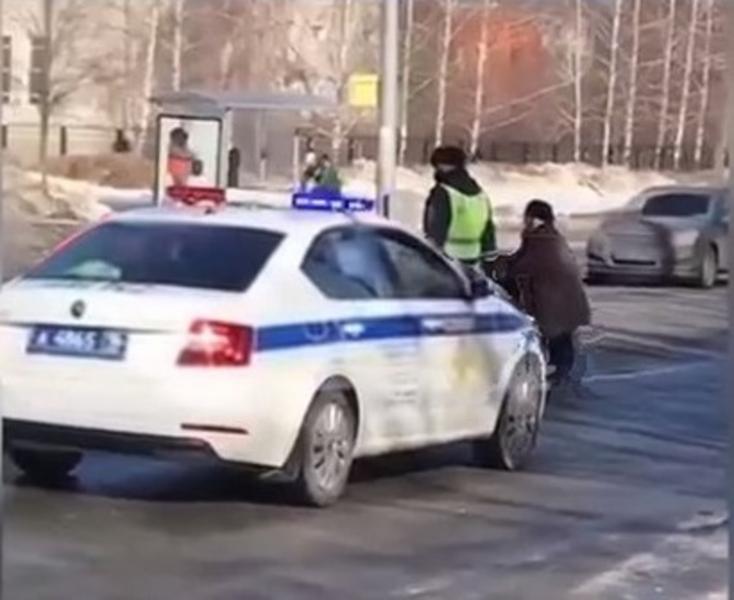 В Казани сотрудник ГИБДД спас бабушку, которая чуть не попала под машину на дороге