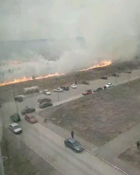 Нижнекамцы помогли тушить подбирающийся к припаркованным машинам огонь Нижнекамцы помогли тушить подбирающийся к припаркованным машинам огонь