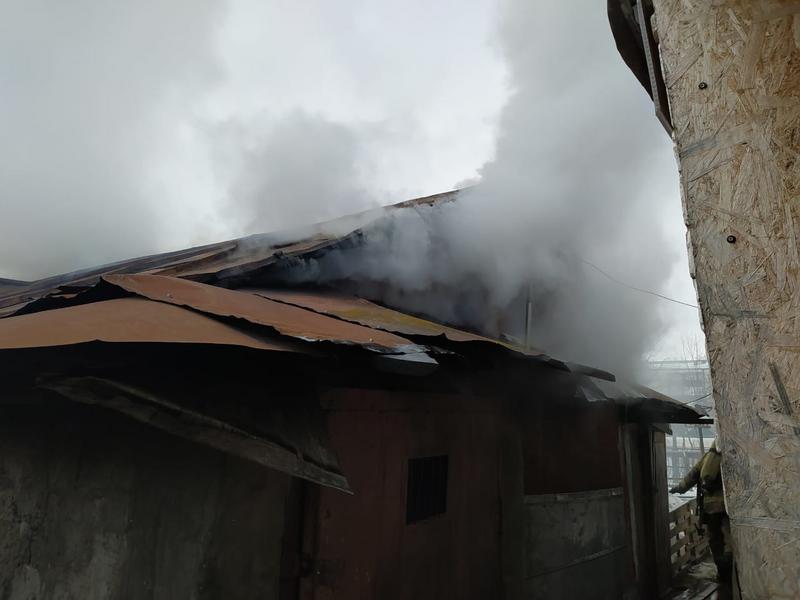 Зеленодольские пожарные спасли 80-летнюю женщину из полыхающего сарая: её госпитализировали