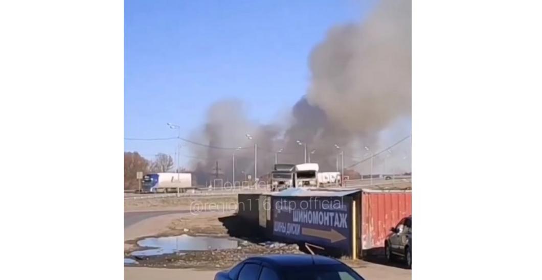 Открыт сезон горящей травы: под Казанью вспыхнувший сухостой угрожает деревне