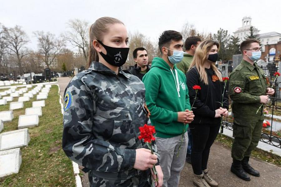 Память Михаила Девятаева почтили на Арском кладбище Казани