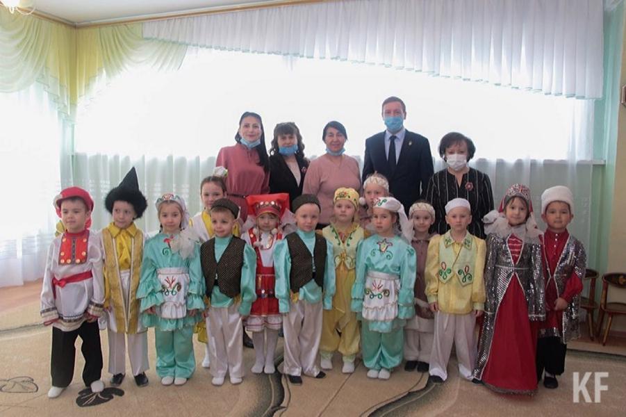 В нижнекамском детском саду устроили утренник в честь новой стиральной машины В нижнекамском детском саду устроили утренник в честь новой стиральной машины