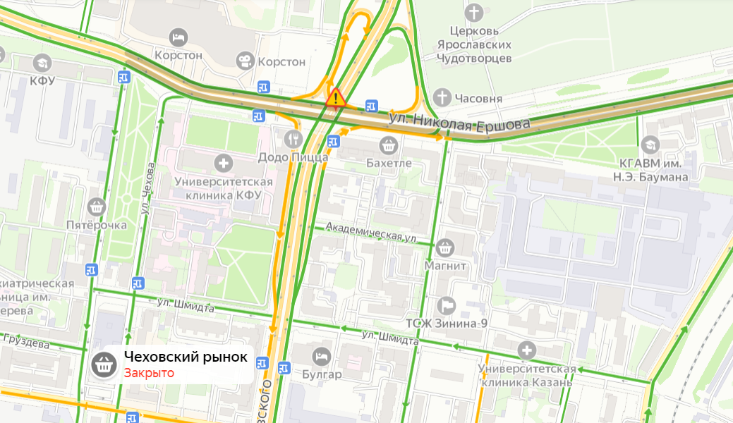 В Казани краснобус врезался в дерево на повороте