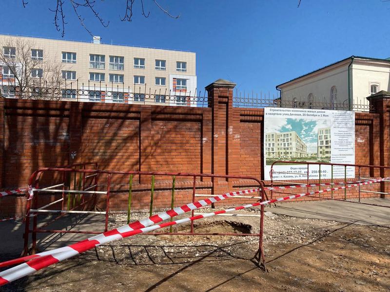 Яму, куда провалились казанец-инвалид и его супруга, пообещали заделать в кратчайшие сроки