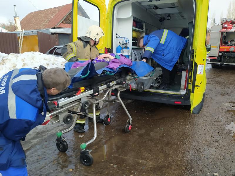 Зеленодольские пожарные спасли 80-летнюю женщину из полыхающего сарая: её госпитализировали