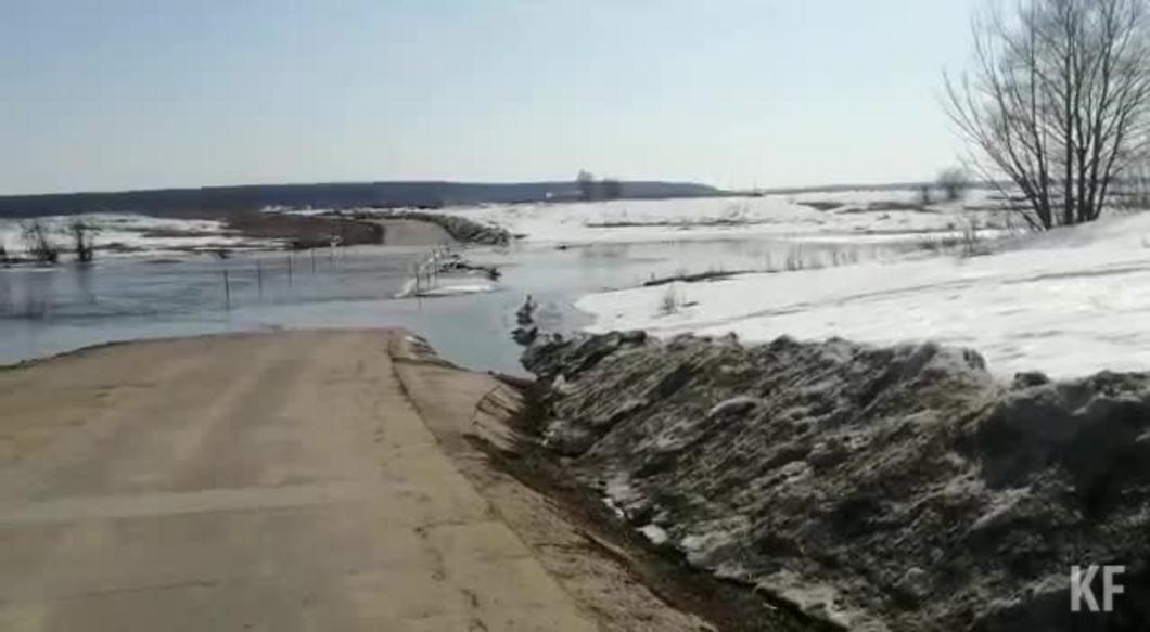 В Татарстане паводок затопил дорогу и два моста
