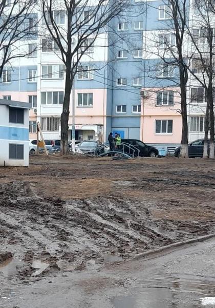 В Нижнекамске водители месят грязь на газонах