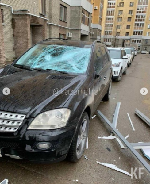 На Камалеева в Казани с 8 этажа на иномарку уронили балконную раму: есть видео