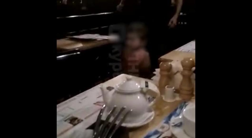 Видео: челнинцев шокировал голый малыш в «Максимилиансе»