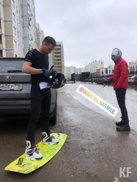 Нижнекамская молодежь использует огромную лужу на Корабельной для катания на вейкбордах