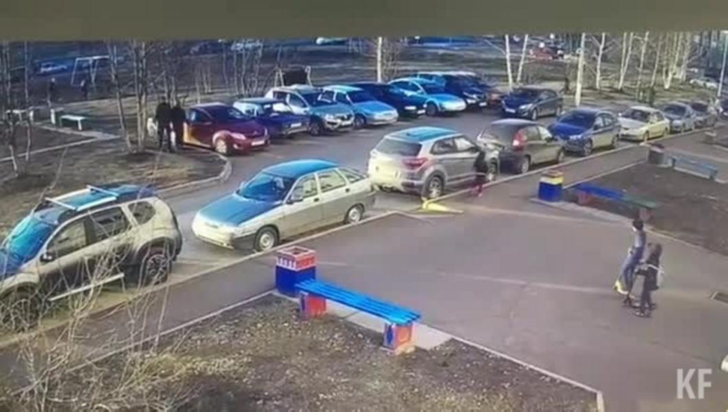 Наезд «Ауди» на девочку во дворе по проспекту Мира в Нижнекамске попал на видео