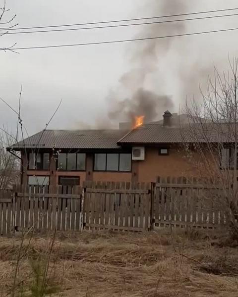 Видео: под Челнами в кафе Chalet загорелась крыша Видео: под Челнами в кафе Chalet загорелась крыша