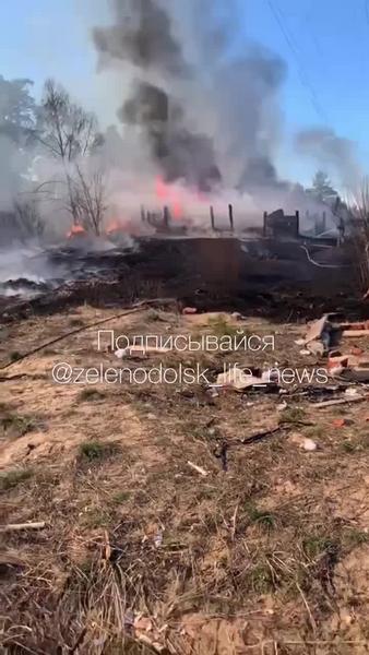 В Татарстане огонь с сухой травы перекинулся на постройки