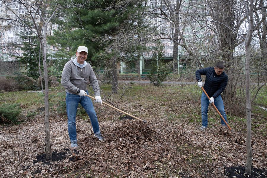 В общегородском субботнике Казани приняли участие более 60 тысяч горожан