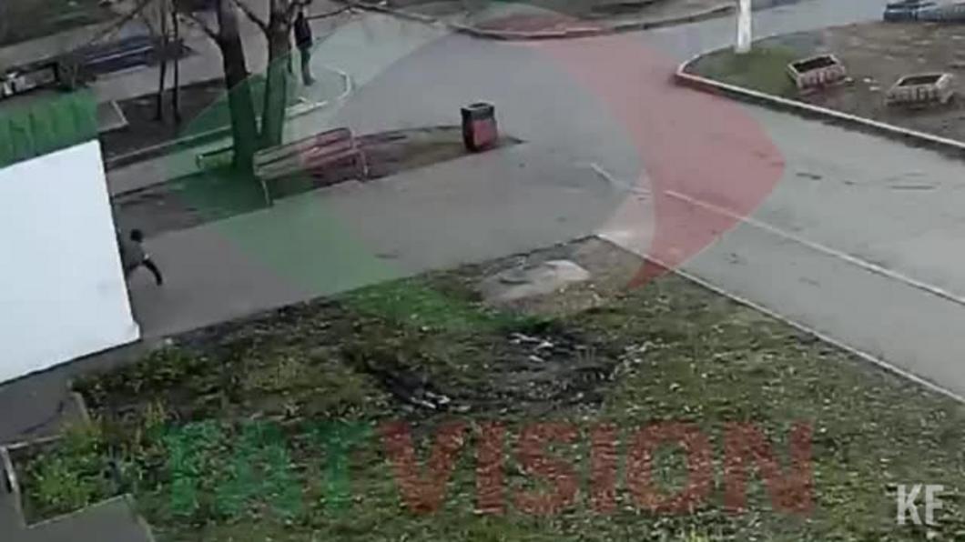 Опубликовано видео дебоша нижнекамца, разбившего головой стекло в карете скорой помощи