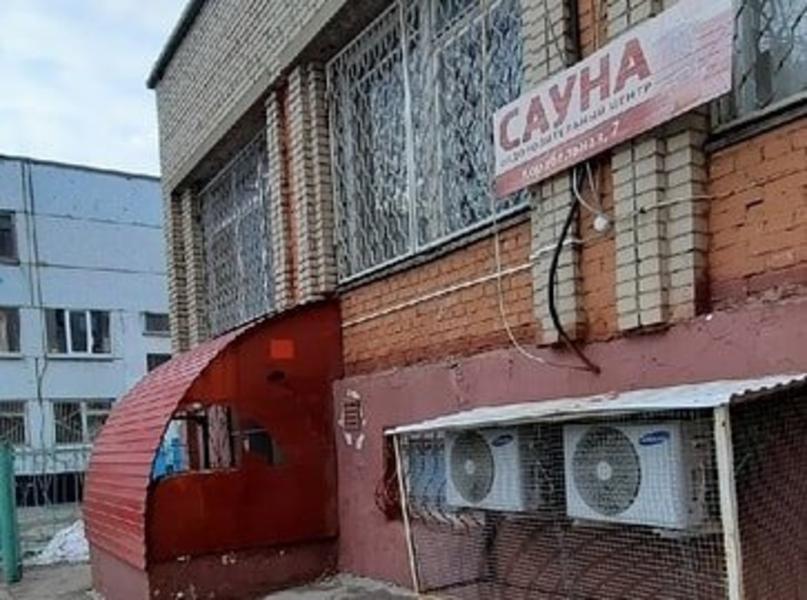 Посетители сауны в Нижнекамске справляют нужду на машины, мусорят и орут по ночам