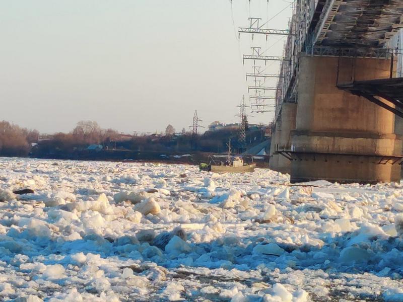 В Татарстане дрейфует корабль, который оторвало от причала вместе с льдиной В Татарстане дрейфует корабль, который оторвало от причала вместе с льдиной