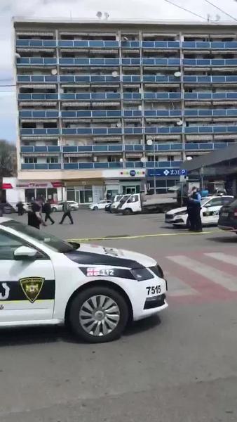 ​В Тбилиси вооруженный налетчик взял заложников в банке
