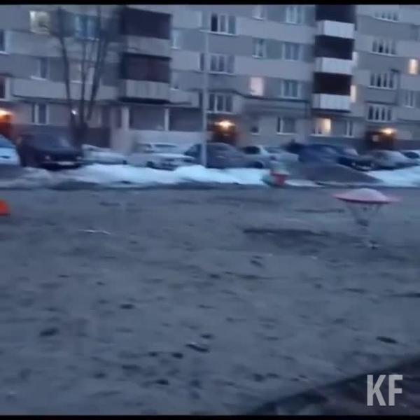 В Казани на детской площадке в песок засосало ребенка