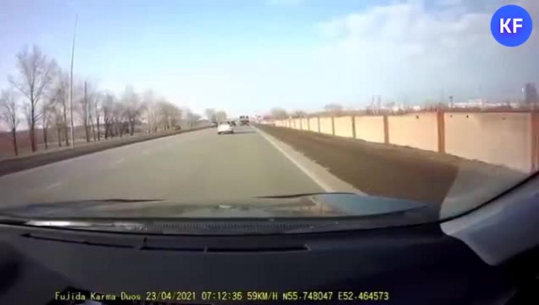 На видеорегистратор попал момент жесткого ДТП с девушкой-пешеходом в Челнах