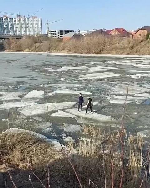 Видео: дети прыгали по льду Мелекески Челнов, одна девочка провалилась в реку
