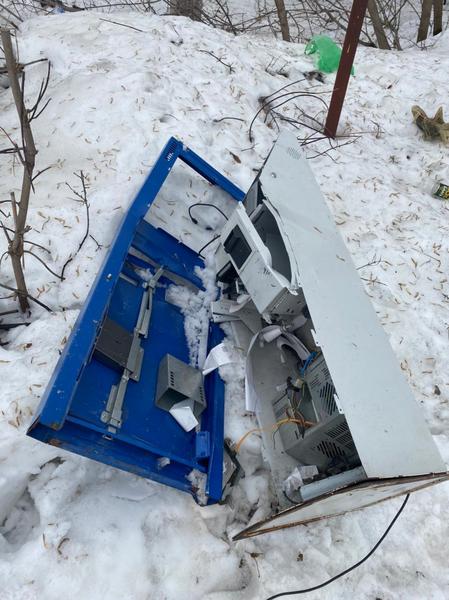 Пара хулиганов взломала магазин в Казани, украв терминал с наличными