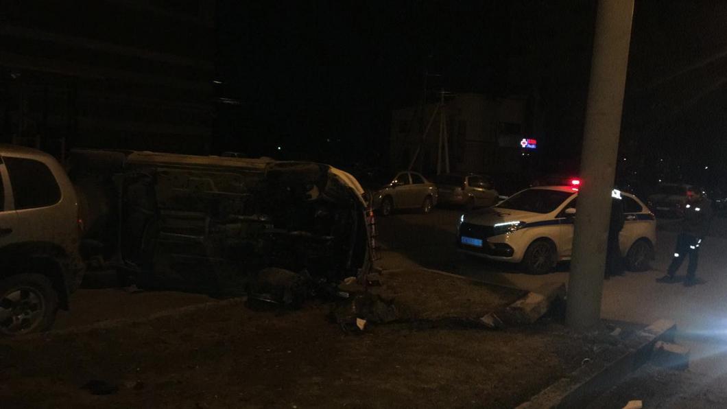 В Альметьевске водитель врезался в опору линий электропередач В Альметьевске водитель врезался в опору линий электропередач