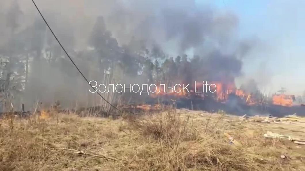 В Татарстане огонь с сухой травы перекинулся на постройки