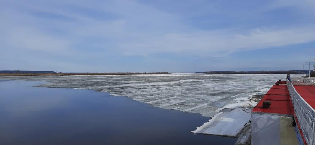 Нижнекамская набережная стала центром притяжения - на Каме тронулся лед