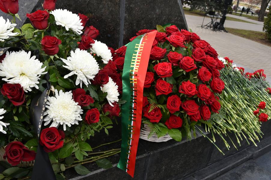 Минниханов и Шаймиев возложили цветы к памятнику поэту Габдулле Тукаю