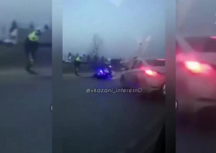 В Казани мотоцикл ДПС врезался в авто, разворачивавшееся через две сплошные