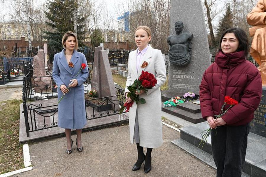 Память Михаила Девятаева почтили на Арском кладбище Казани