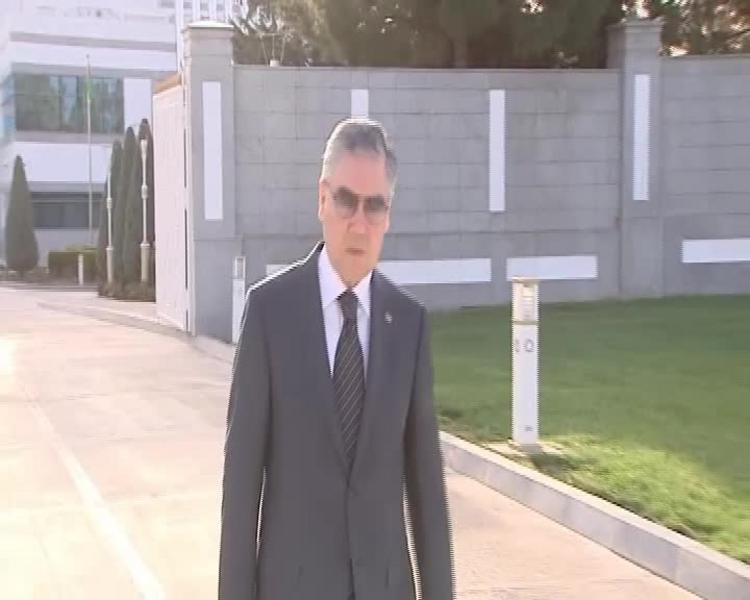 Президент Туркмении осмотрел поступивший в страну казанский медицинский вертолёт «Ансат»