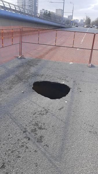 Опасную яму на Зорге в Казани огородили после обращения KazanFirst